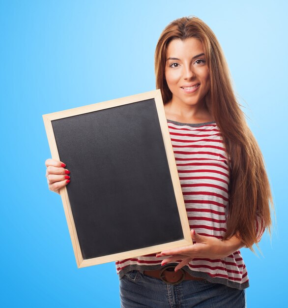 Student Mädchen mit kleinen Tafel in den Händen