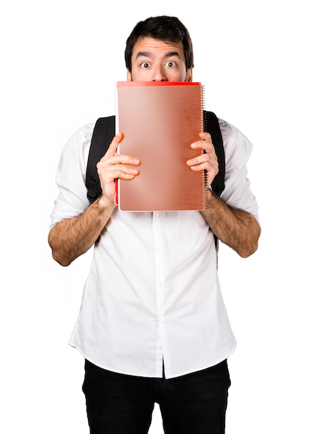 Student Mann versteckt sich hinter Notebooks