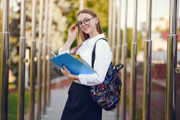 Student mit einem Rucksack auf einem Schulhof