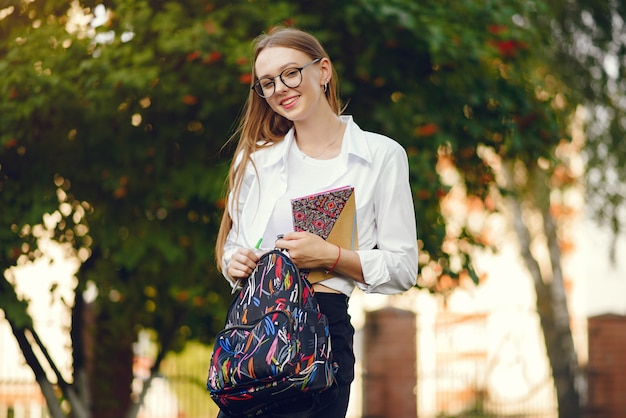 Student mit einem Rucksack auf einem Schulhof