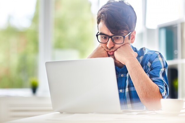 Student mit Laptop