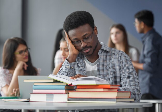 Student mit mittlerem Schuss, der studiert