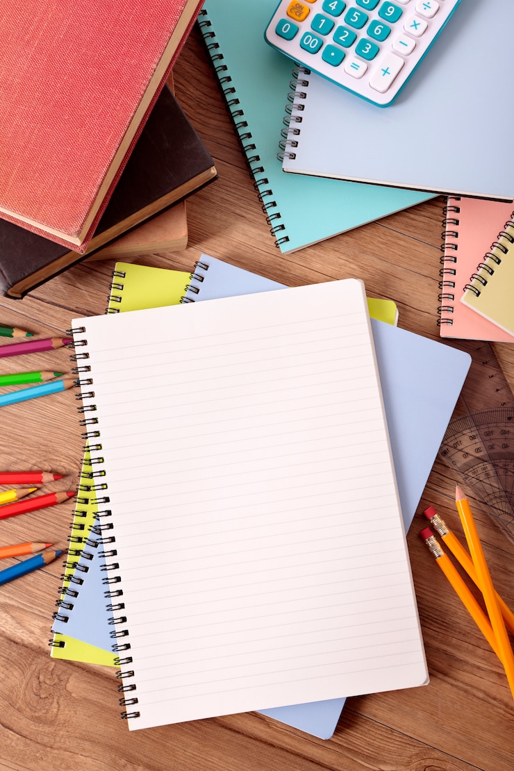 Kostenlose Foto student schreibtisch mit offenen notebook