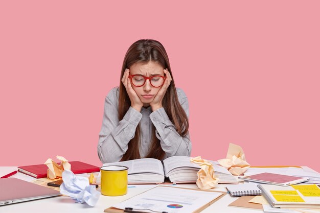 Student sitzt am Schreibtisch mit Dokumenten