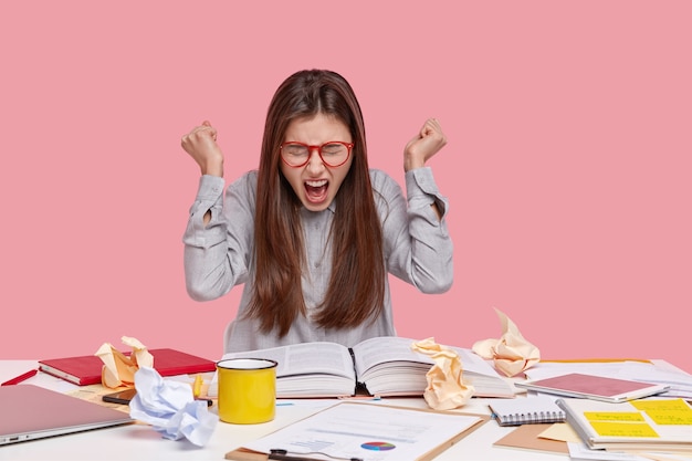 Student sitzt am Schreibtisch mit Dokumenten