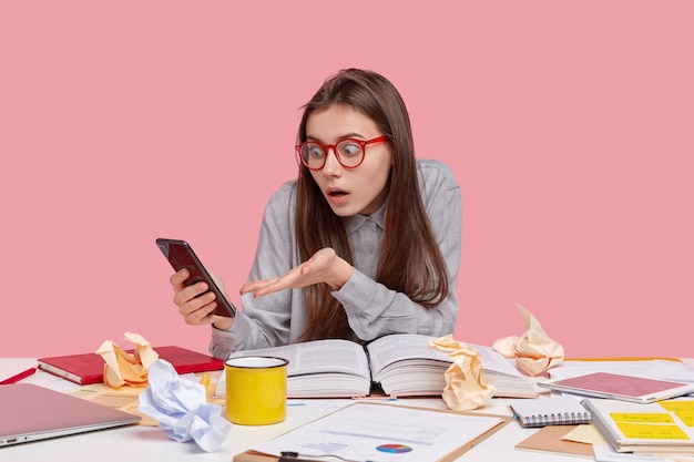 Student sitzt am Schreibtisch mit Dokumenten