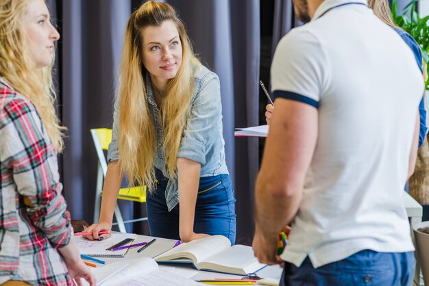 Studenten am Tisch zusammenarbeiten