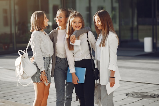 Studenten auf dem Campus mit Büchern und Taschen