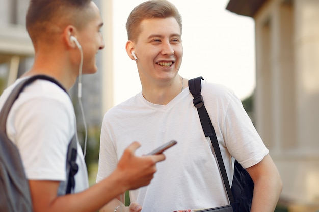 Studenten auf einem Universitätscampus