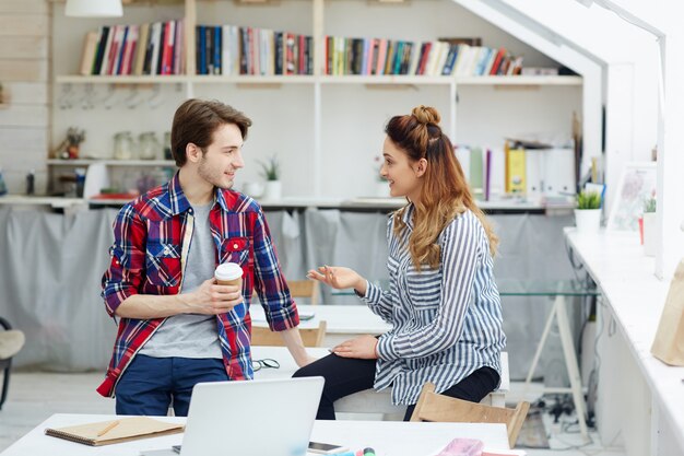 Studenten bei der Kaffeepause