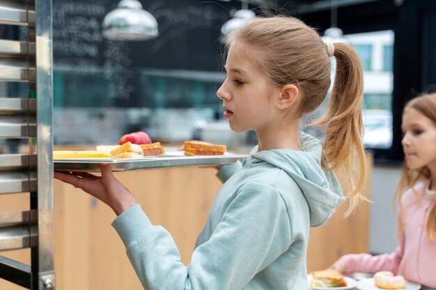 Studenten beim Mittagessen in der Mensa