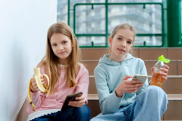 Studenten beim Mittagessen in der Mensa