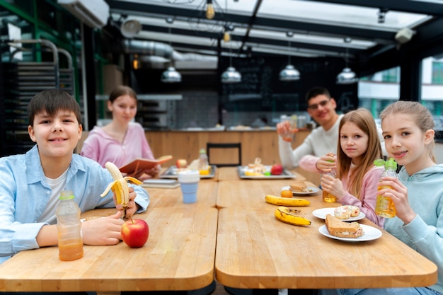 Kostenloses Foto studenten beim mittagessen in der mensa