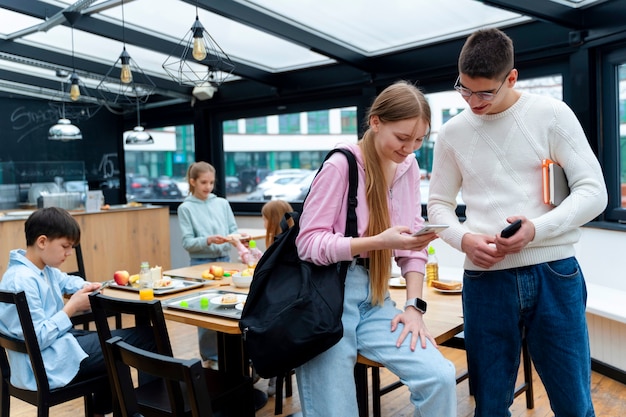 Kostenloses Foto studenten beim mittagessen in der mensa