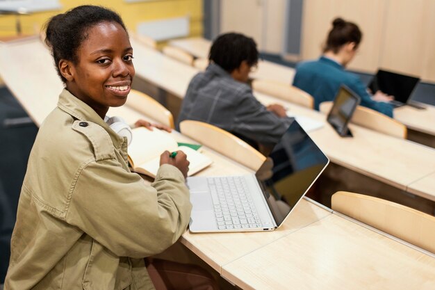 Studenten, die eine Universitätsklasse besuchen