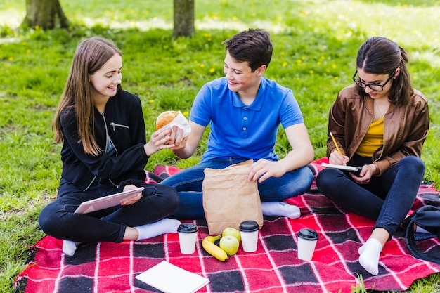 Studenten, die einen Burger teilen