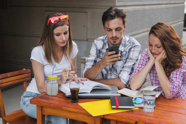 Studenten, die im Café zusammenarbeiten