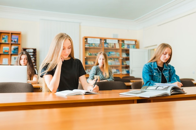 Kostenloses Foto studenten, die im klassenzimmer studieren