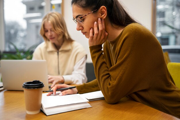 Studenten, die in einer Studiengruppe arbeiten