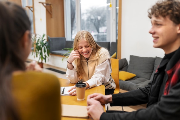 Studenten, die in einer Studiengruppe arbeiten