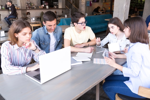 Studenten, die zusammen im Café lernen