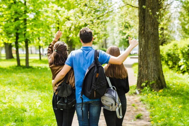 Studenten gehen im Park