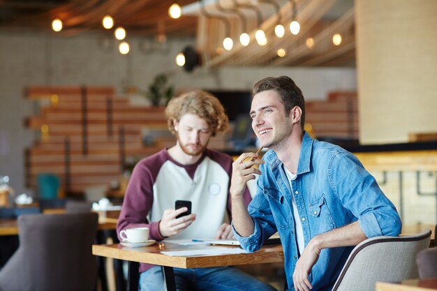 Studenten im Café