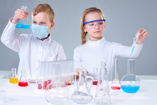 Studenten mit Flaschen für chemische Experimente