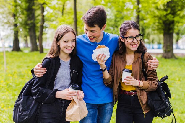 Studenten mit Mittagessen und Lachen