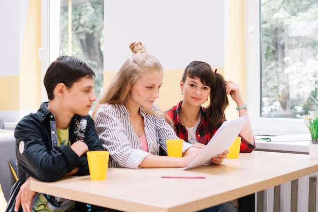 Studenten mit Papieren am Schreibtisch