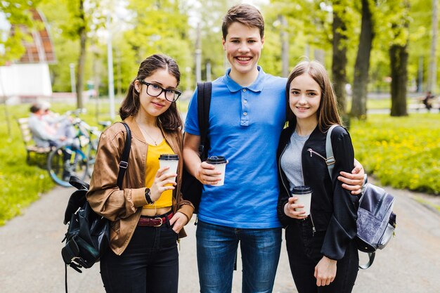 Studenten mit Tasse Kaffee