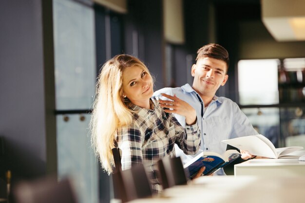 Studenten posieren in der Bibliothek