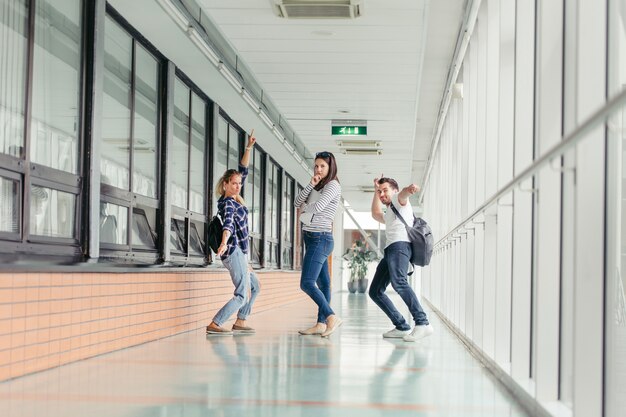 Studenten posieren in der Halle