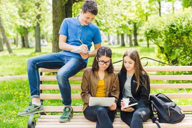 Studenten schreiben und lesen auf dem Bech