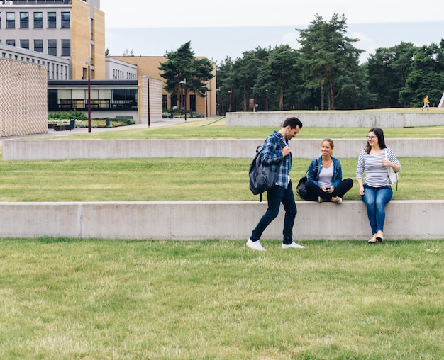 Studenten sitzen im innenhof