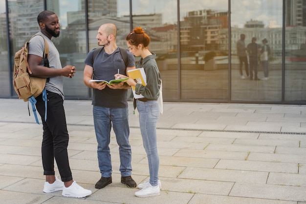 Kostenloses Foto studenten stehen draußen zu sprechen