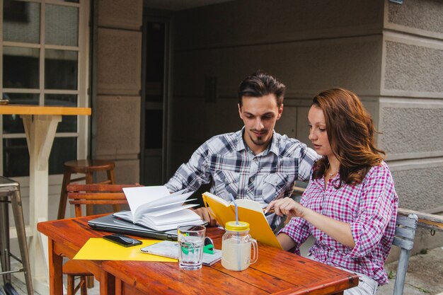 Studenten studieren zusammen am Tisch