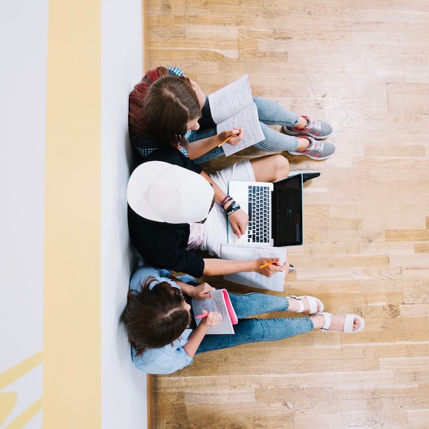 Studenten teilen sich mit Informationen während des Studiums