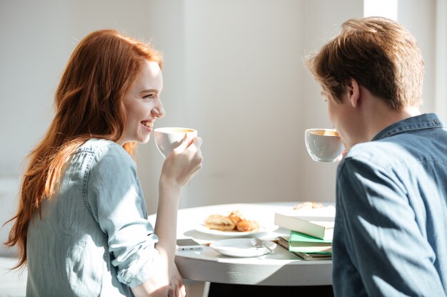 Studenten trinken Kaffee im Café