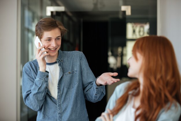 Studenten unterhalten sich im Café