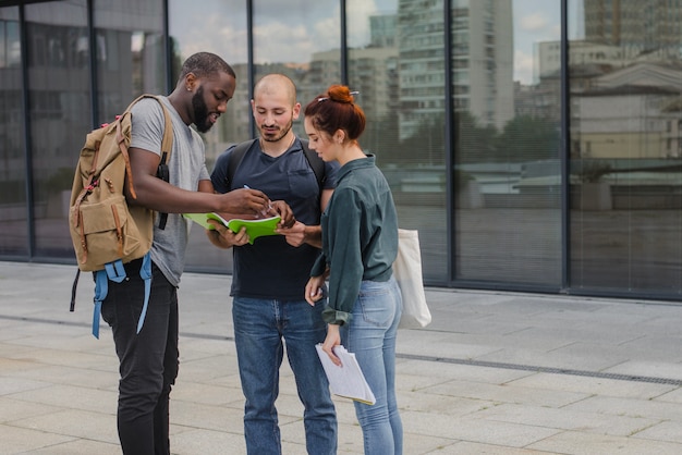 Studenten unterzeichnen Papiere zusammen