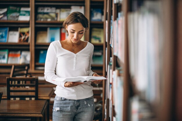 Studentenfrau, die an der Bibliothek studiert