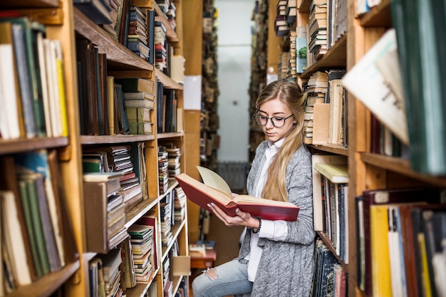 Studentenlesebuch zwischen Bücherschränken