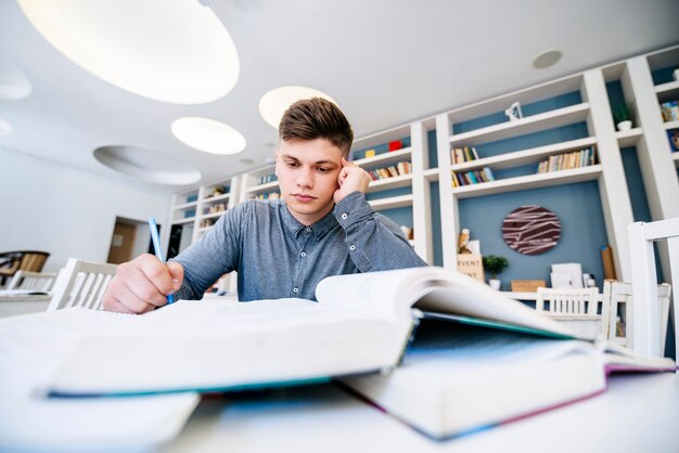 Studentenlesung mit Büchern auf Tabelle in der Bibliothek