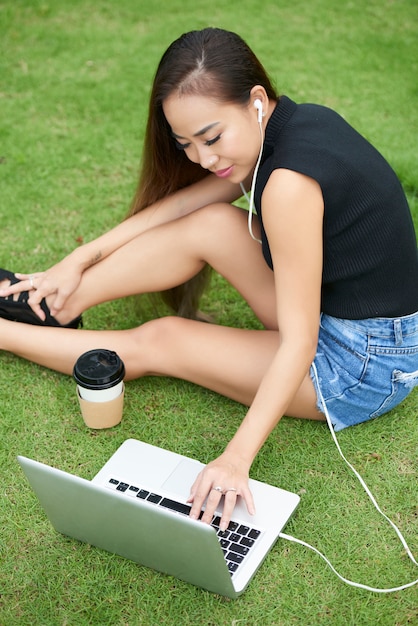 Studentin, die im Park stillsteht