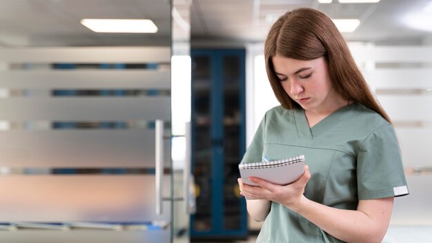 Studentin, die Medizin praktiziert