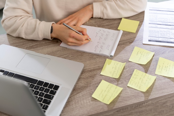 Kostenlose Foto studentin, die online englisch lernt