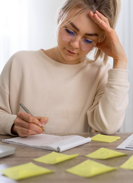 Kostenloses Foto studentin, die online englisch lernt