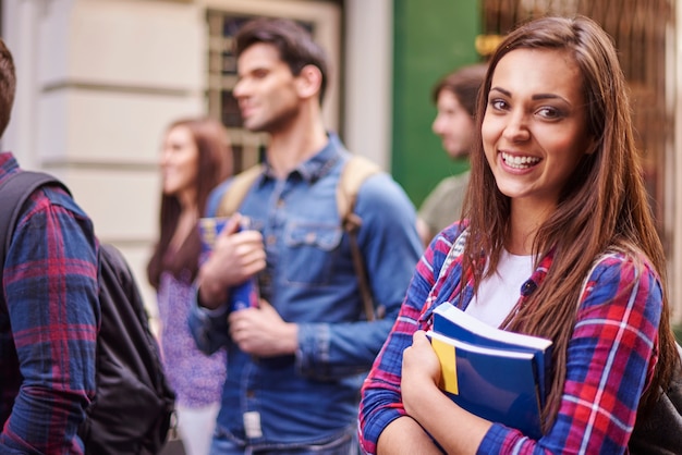 Studentin hält ihre Bücher