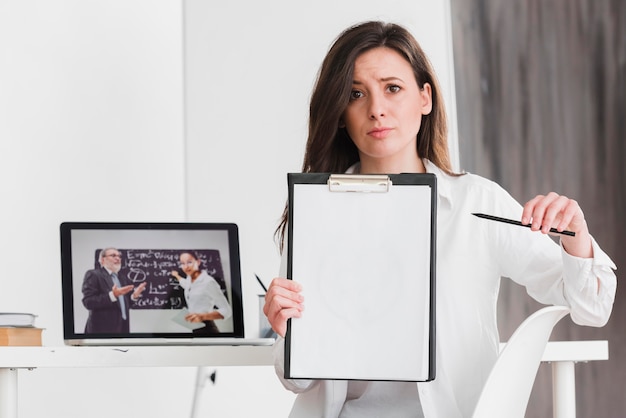 Kostenloses Foto studentin präsentiert ihr hausaufgaben-e-learning-konzept